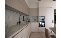 Кухня на заказ с крашеными фасадами МДФ RAL 9006 серый алюминий и RAL1001 бежевый. Ручка Gola