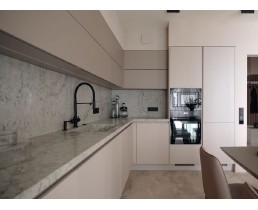 Кухня на заказ с крашеными фасадами МДФ RAL 9006 серый алюминий и RAL1001 бежевый. Ручка Gola