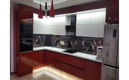 Красно-белая кухня без ручек с крашеными фасадами МДФ