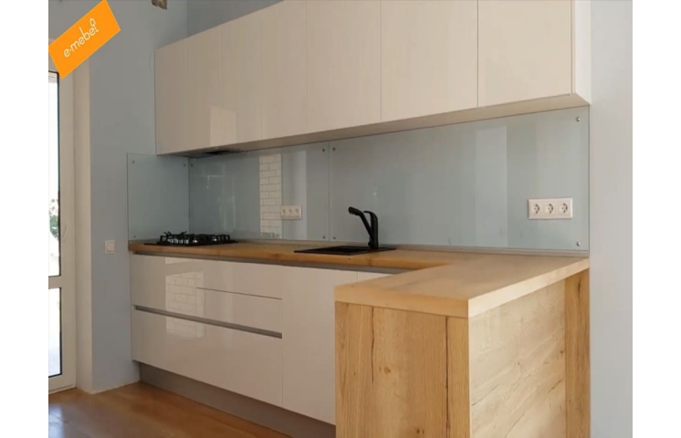 Біла глянцева кухня без ручок, з деревоподібною стільніцею Egger. Відео.