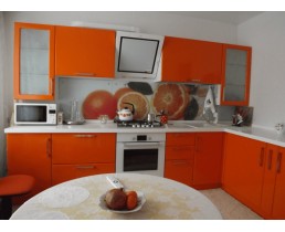 Оранжевая кухня с крашеными фасадами, угловые кухни
