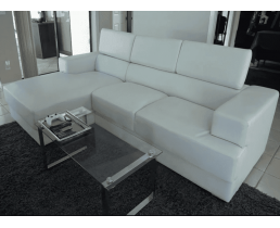 Сучасний білий диван з натуральної шкіри.