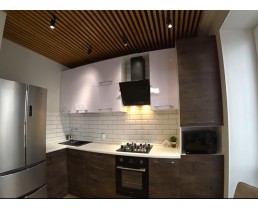 Угловая кухня с панелями AGT, тик европейский и белый глянец.