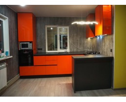Яскрава кухня без ручок з акриловими фасадами Orange