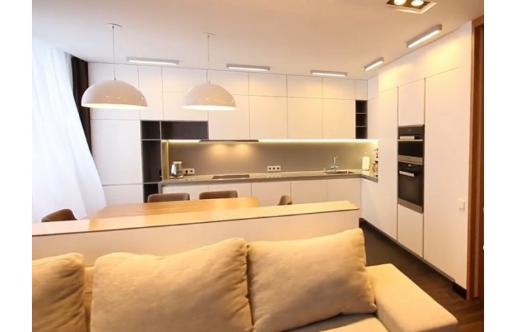 Кухня под потолок с матовыми фасадами AGT Soft Touch "Кремовый Шелк"