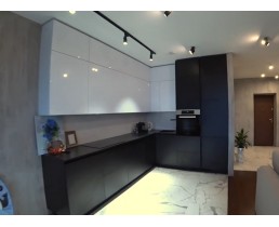 Кухня з чорними матовими й білими глянцевими фасадами AGT. Відео.