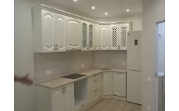 Белая кухня на заказ с фрезеровкой Лувр
