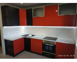 Чорно-червона кутова кухня з матовим и Глянцеві фасади AGT 723 и 600