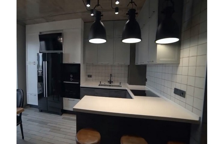 Встроенная кухня Loft. Кухня без ручек с фасадами Alvic и островом. Видео