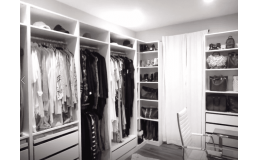 Модная современная гардеробная комната в белом цвете.