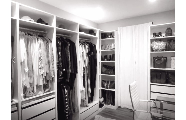 Модна сучасна гардеробна кімната в білому кольорі.