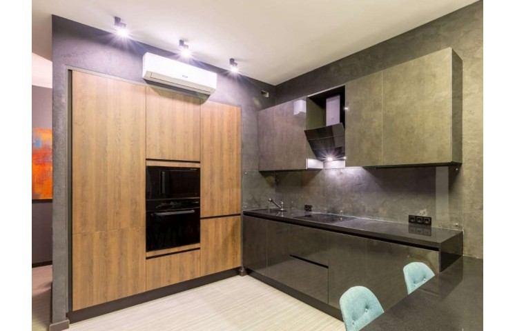 Кухня на заказ со шпонированными  фасадами  и фасадами  Alvic Pearl Effect Базальт