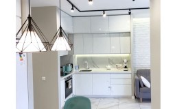 Белая встроенная кухня на заказ с крашеными фасадами МДФ и проходной ручкой (кухня без ручек). Кухня под потолок Ирпень
