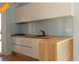 Біла глянцева кухня без ручок, з деревоподібною стільніцею Egger. Відео.