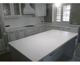 Кухня в класичному стилі з вікном і островом