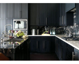 Кутова чорна кухня в класичному стилі