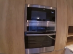 Современная кухня на заказ с фасадами Alvic Supermatt и панелями Skin
