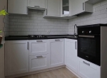 Белая кухня с фасадами Фарфор структура. Видео