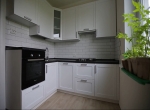 Белая кухня с фасадами Фарфор структура. Видео