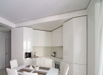 Белая дизайнерская кухня до потолка