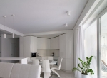Белая дизайнерская кухня до потолка