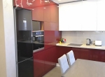 Красно белая дизайнерская кухня до потолка. Акриловые фасады