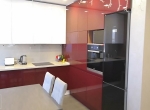 Красно белая дизайнерская кухня до потолка. Акриловые фасады