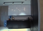 Кухня с черными матовыми и белыми глянцевыми фасадами AGT. Видео.