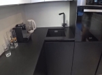 Кухня с черными матовыми и белыми глянцевыми фасадами AGT. Видео.