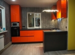 Яркая кухня без ручек с акриловыми фасадами Orange