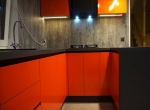 Яркая кухня без ручек с акриловыми фасадами Orange