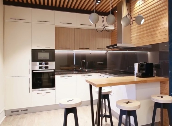 Встроенная кухня с белыми матовыми и древоподобными фасадами