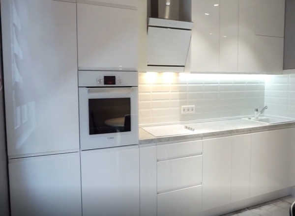 Современная белая глянцевая кухня с крашеными фасадами и встроенной техникой. Видео.