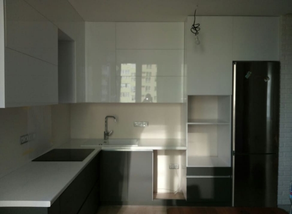 Встроенная кухня без ручек, до потолка. Фасады AGT Soft Touch. Видео.