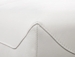 Белый кожаный диван в современном стиле.