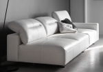 Белый кожаный диван в современном стиле.