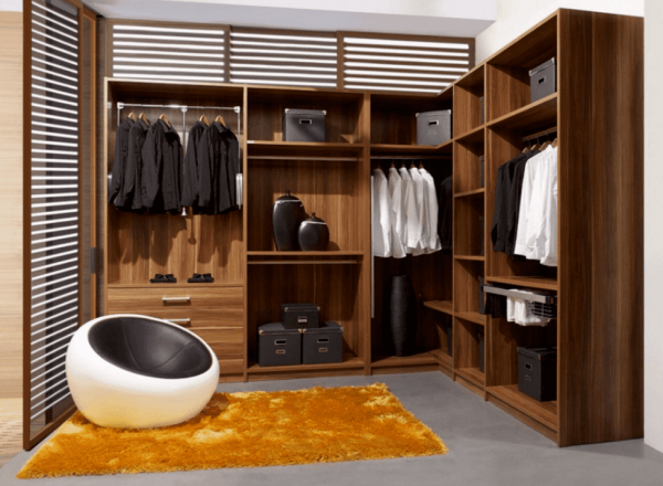 Элегантная гардеробная комната в современном стиле.