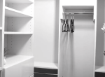 Белая гардеробная в небольшой квартире. Видео.