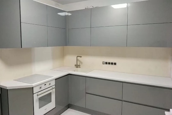 Акриловая угловая кухня на заказ, с фасадами металлик антрацит. Видео.