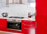 Красная угловая кухня с крашеными фасадами