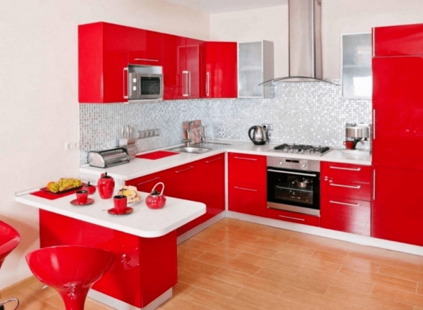 Красная угловая кухня с крашеными фасадами