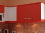 Угловая кухня с крашеными фасадами, красные кухни