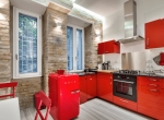 Угловая кухня с окном,красная кухня