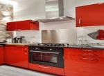 Угловая кухня с окном,красная кухня