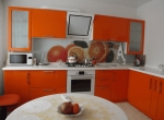 Оранжевая кухня с крашеными фасадами, угловые кухни