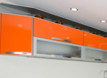 Оранжевая угловая кухня до потолка