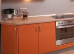 Угловая кухня до потолка, оранжевая кухня