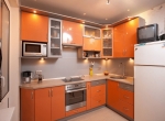 Угловая кухня до потолка, оранжевая кухня