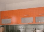 Прямая оранжевая кухня с крашеными фасадами