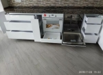Белая глянцевая кухня без ручек с профилем "Гола". Видео.